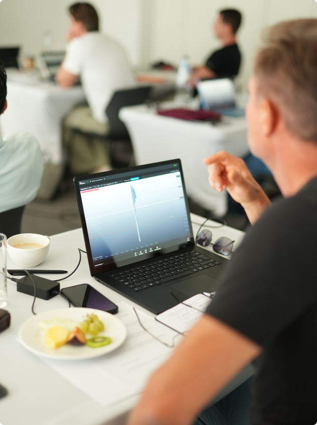 Trader bei der Chartanalyse am Arbeitsplatz